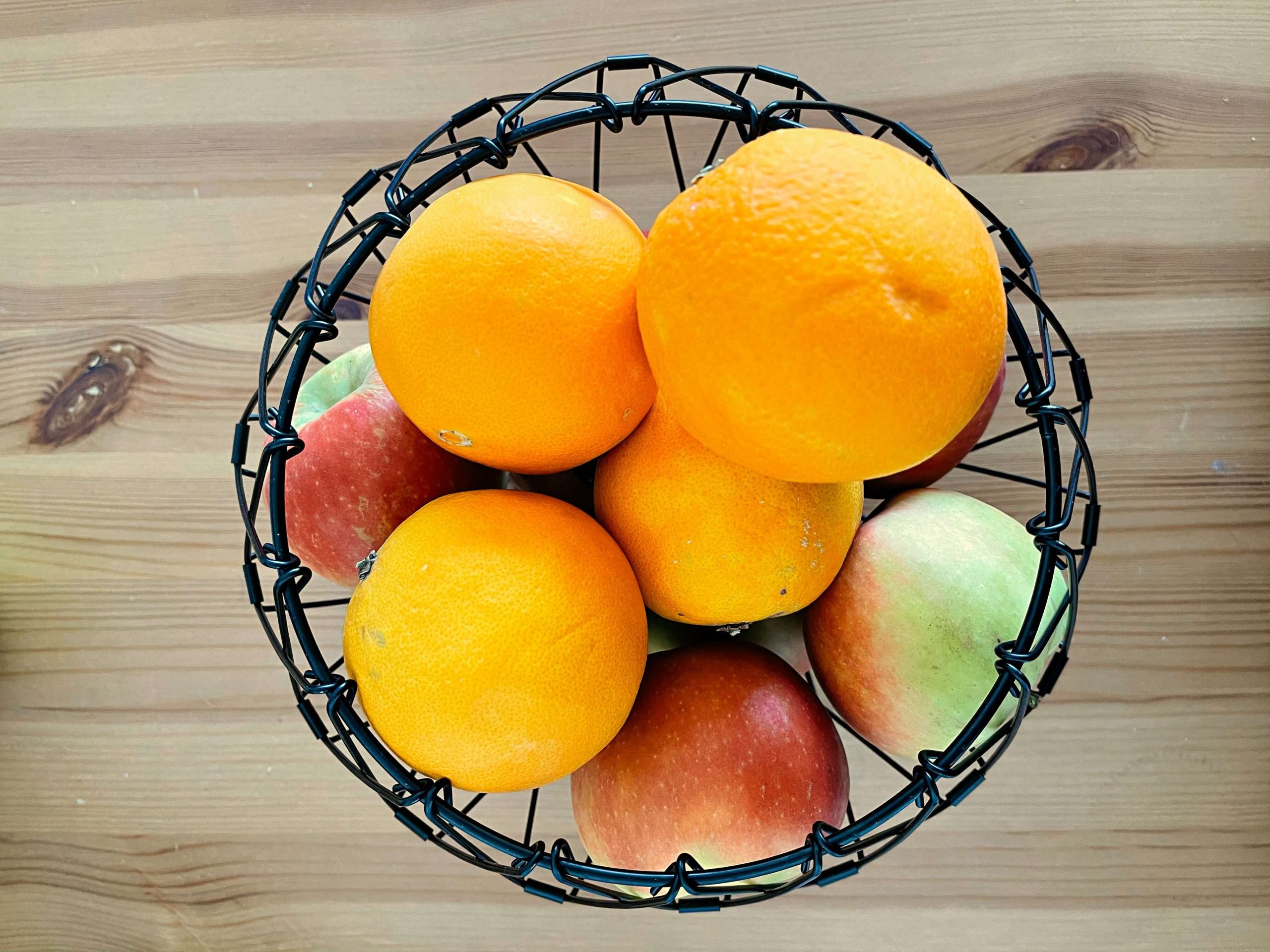 Corbeille à fruits posée sur une table conviviale